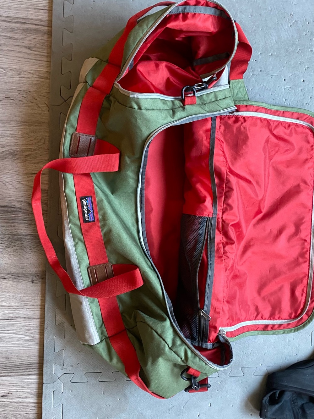 Patagonia Arbor 60L Duffel Bag Green w/ Red Straps - Great Cond - Picture 2 of 6